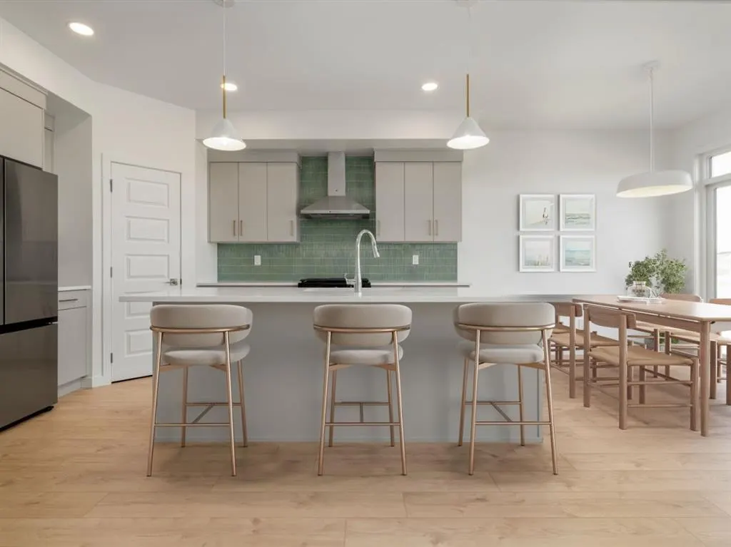 738 Violet Place W