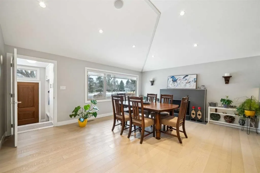 16 MEADOWLARK Crescent SW