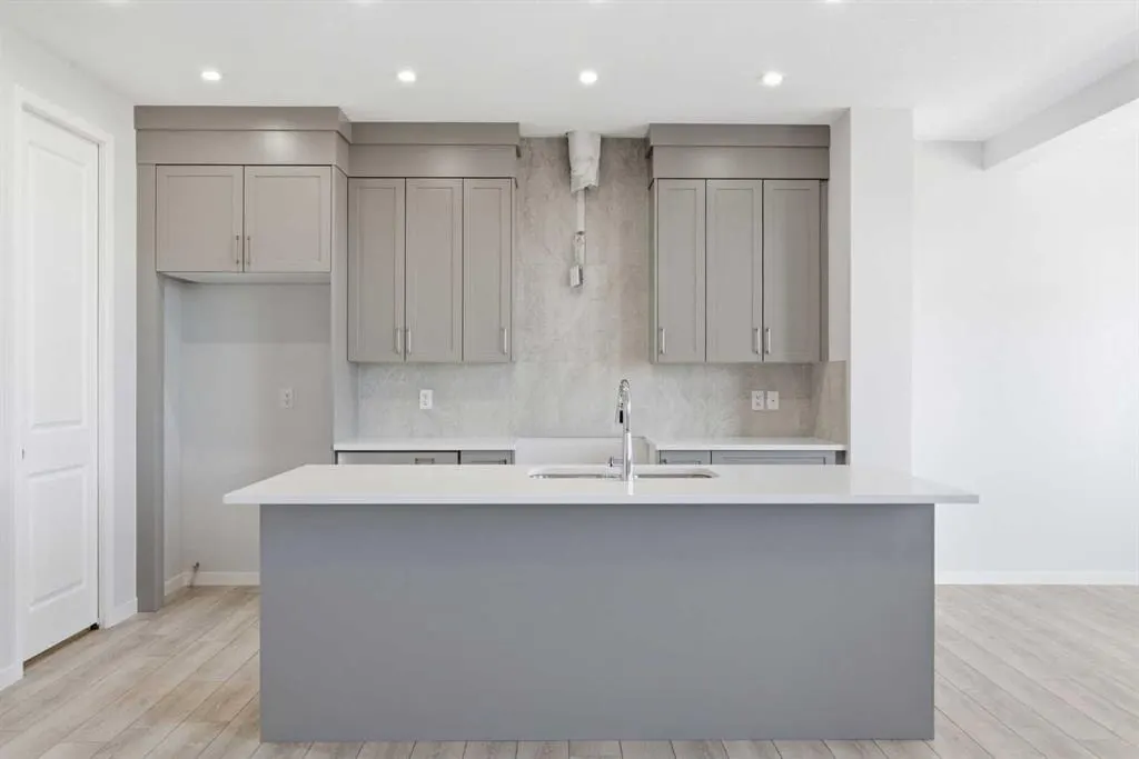 623 Buffaloberry Manor SE
