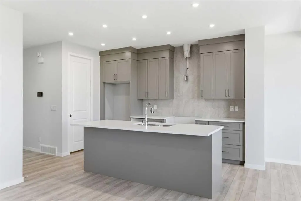 623 Buffaloberry Manor SE