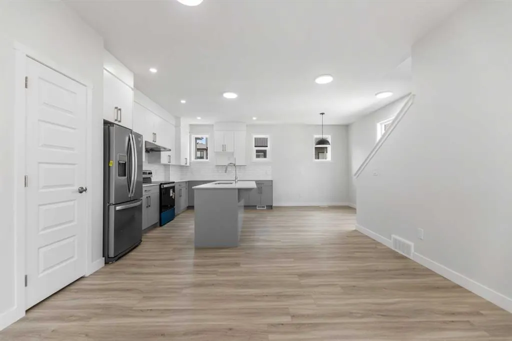 90 Corner Meadows Manor NE #803