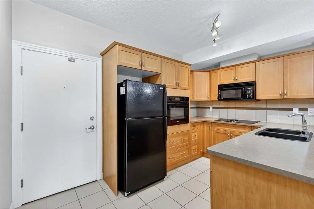 60 Royal Oak Plaza NW #137