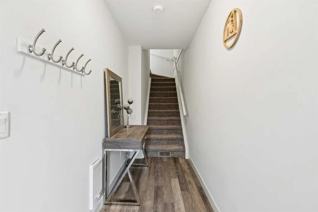 11 Evanscrest Mews NW #108