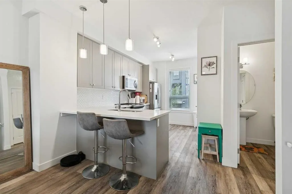 11 Evanscrest Mews NW #108