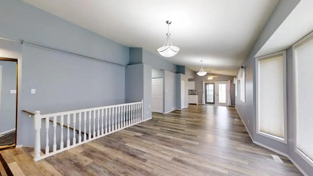 15 Chinook Crescent W
