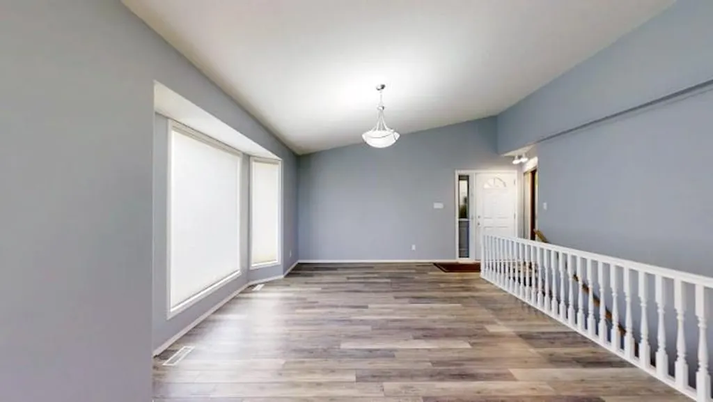15 Chinook Crescent W