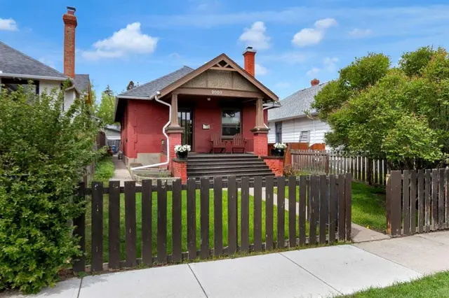 2003 26a Street SW, Killarney/Glengarry