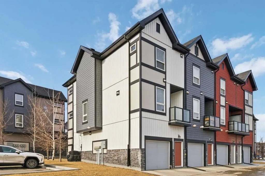 11 Evanscrest Mews NW #402