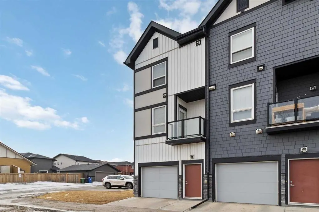 11 Evanscrest Mews NW #402