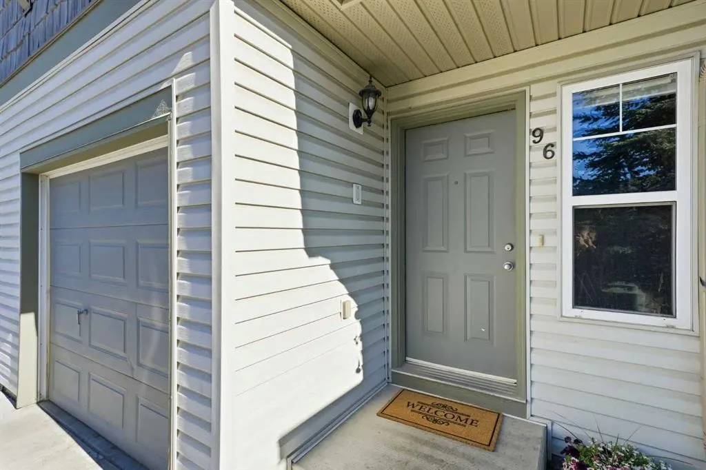 96 Eversyde Court SW