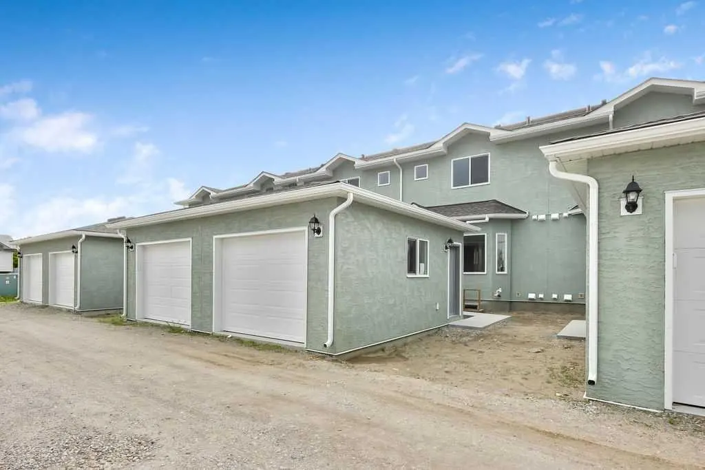 407 Strathcona Circle