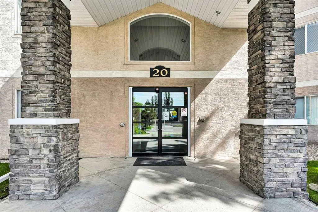 20 Country Hills View NW #106