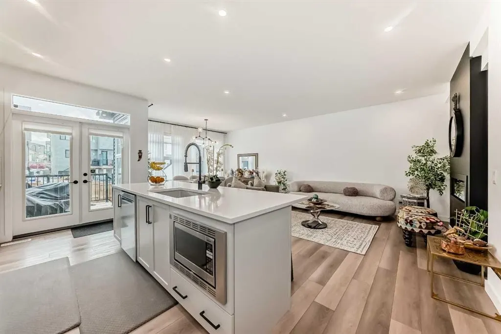 385 Edith Road NW