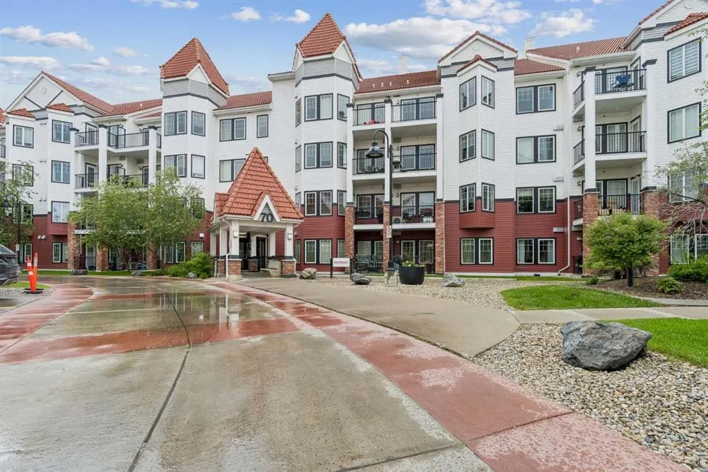 70 Royal Oak Plaza NW #216