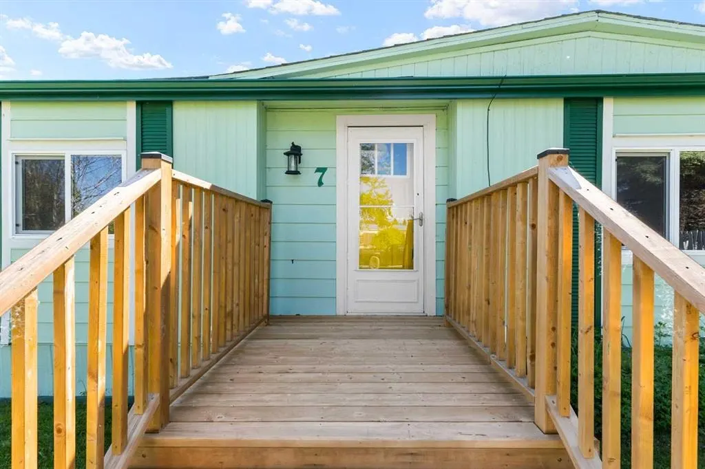 7 Tamarack Crescent NW