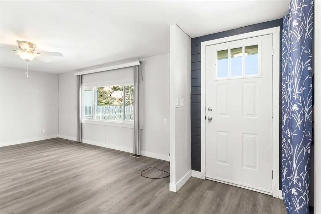 7 Tamarack Crescent NW