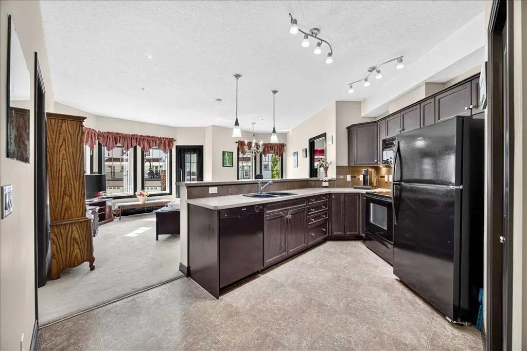 30 Royal Oak Plaza NW #218