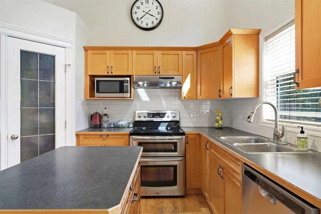 277 Inglewood Grove SE — photo 3